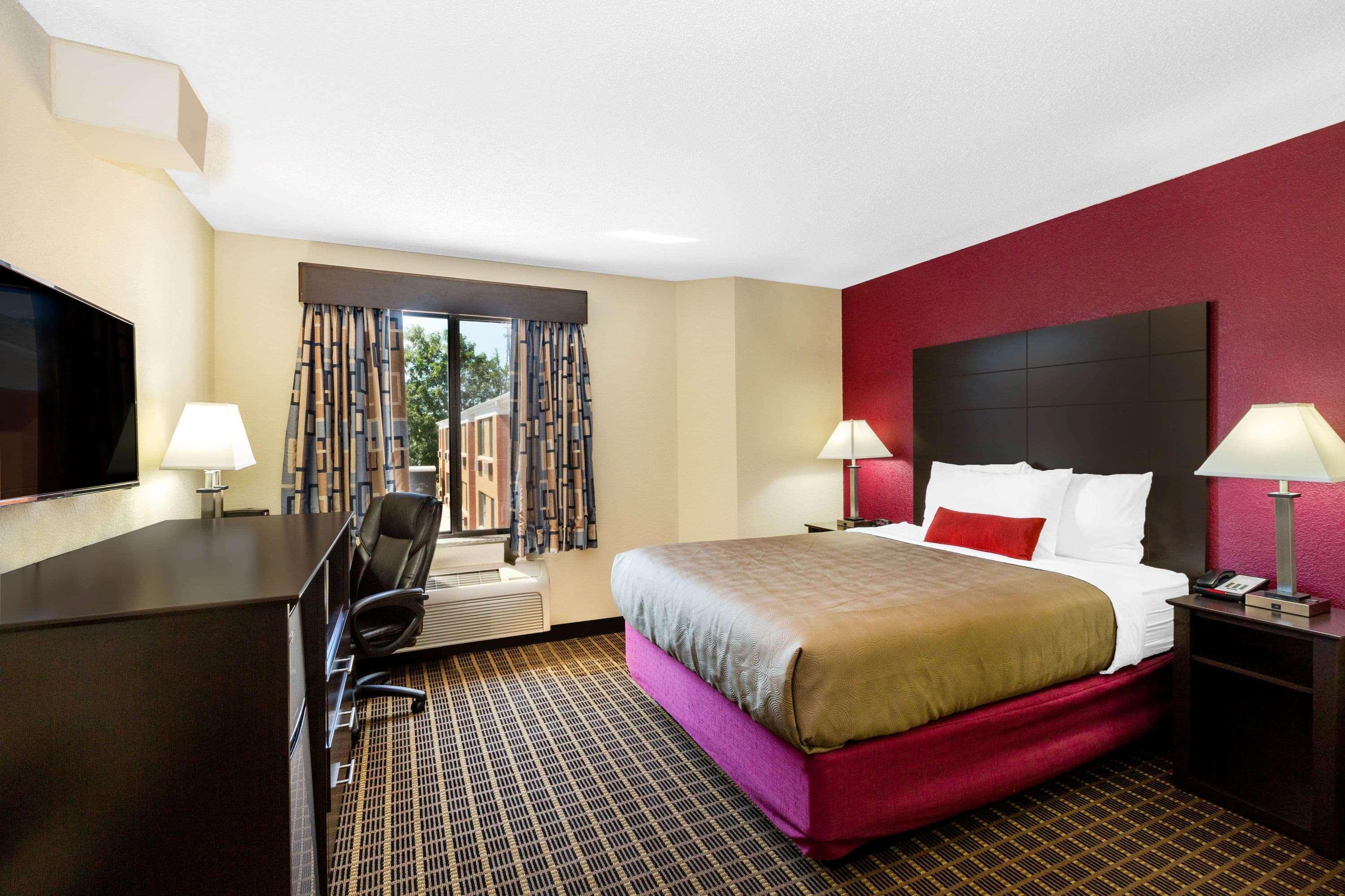 Baymont Inn & Suites By Wyndham Mukwonago Exterior photo