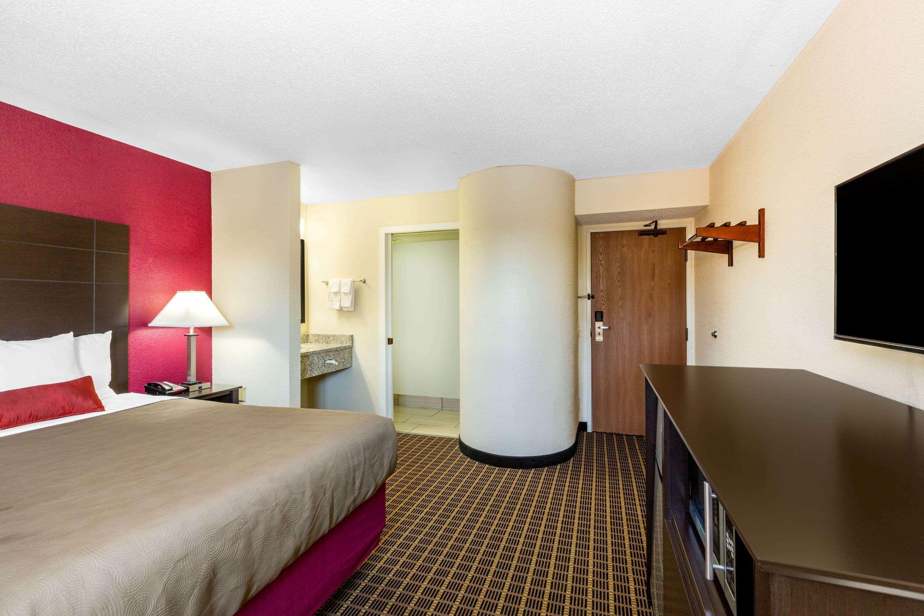 Baymont Inn & Suites By Wyndham Mukwonago Exterior photo