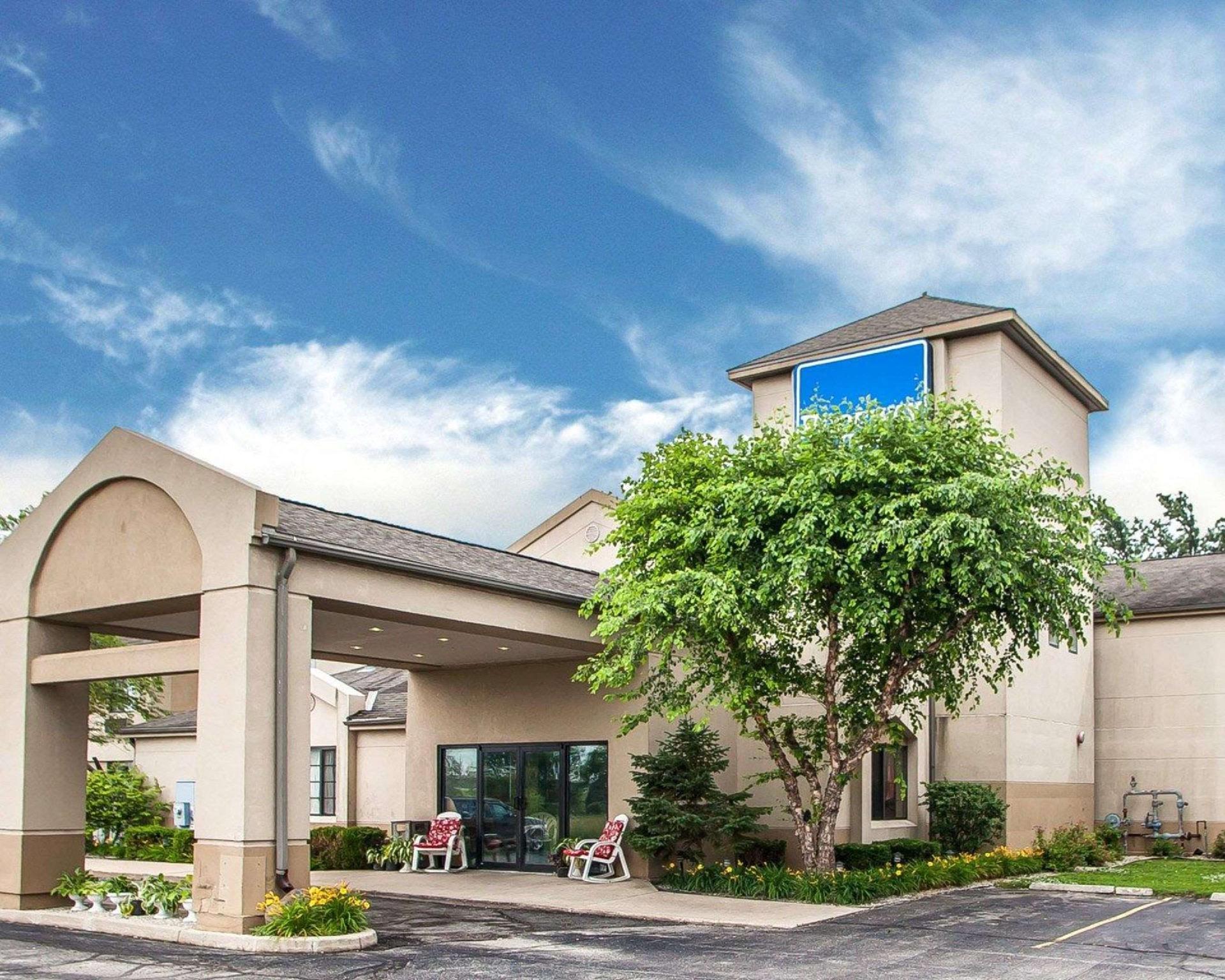 Baymont Inn & Suites By Wyndham Mukwonago Exterior photo
